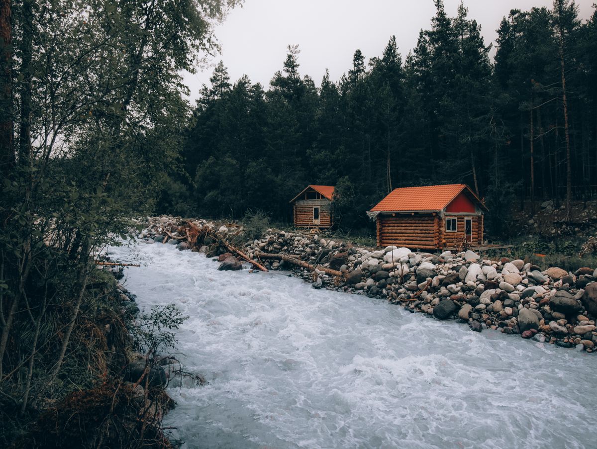 Kamp hišica med gozdom ob reki Soči
